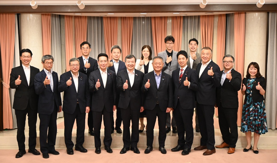 李逸洋・駐日代表は6月4日、「日本維新の会」の馬場伸幸顧問、藤田文武・共同代表をはじめとする同党所属の衆参国会議員らと、台日間の各分野の交流、協力の強化について意見交換した。
写真：李逸洋・駐日代表（前列左５）、「日本維新の会」の馬場伸幸顧問（前列右５）、藤田文武・共同代表（前列右４）、並びに同党所属の衆参国会議員ら。