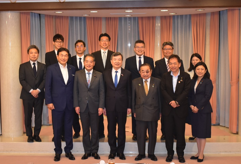 李逸洋・駐日代表は6月8日、自民党の田中和徳・衆議院議員をはじめ同党所属の国会議員らと、各分野における台日関係の重要性、台湾海峡およびインド太平洋地域の平和と安定など多岐にわたり意見交換を行った。
写真：李逸洋・駐日代表（前列左3）、田中和徳・衆議院議員（右3）。