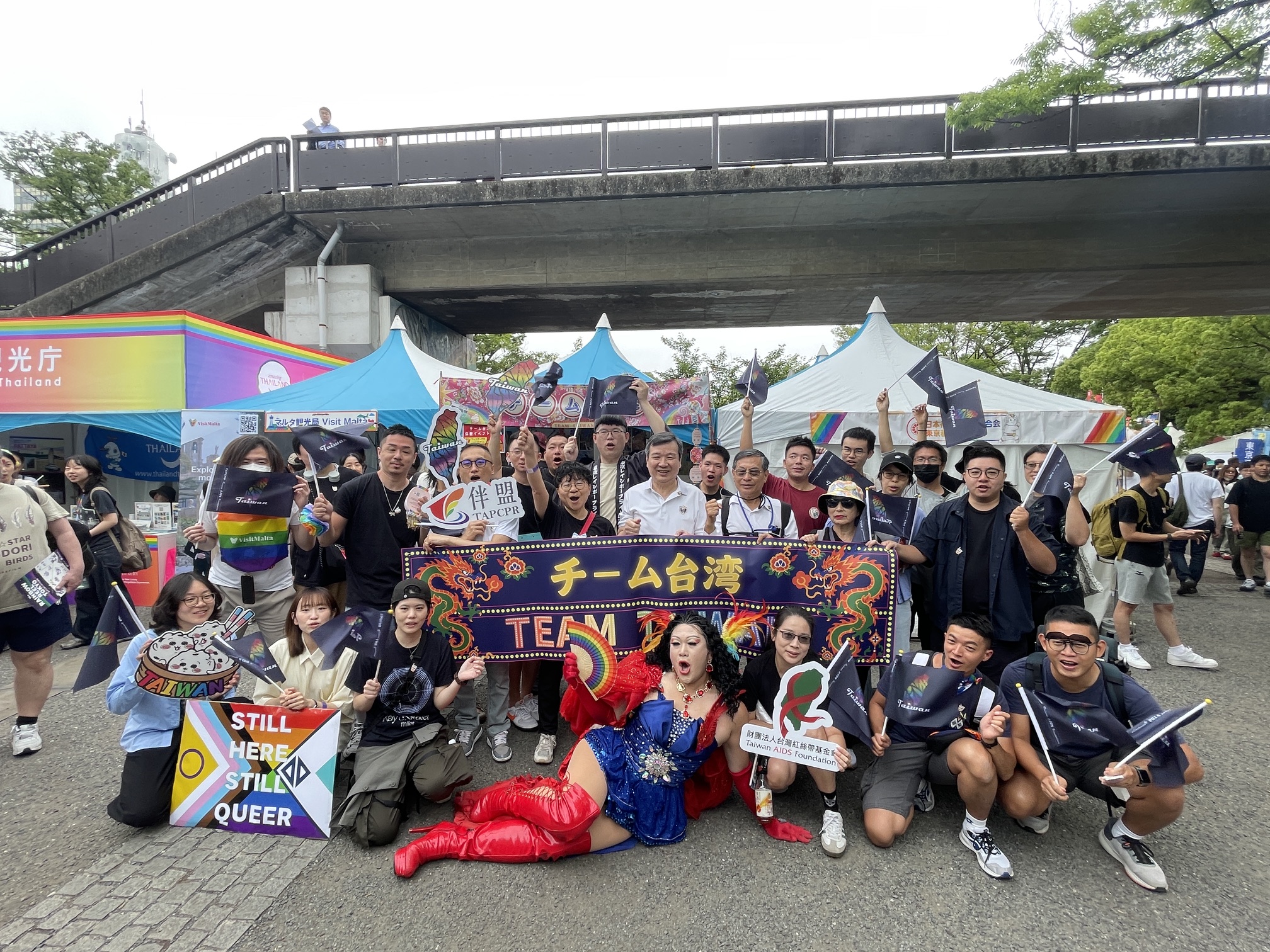 李逸洋・駐日代表は6月7日、「台湾レッドリボン基金会」および「台湾伴侶権益推動聯盟」らとともに「東京プライド2026」（Tokyo Pride 2026）のパレードに参加し、台湾の民主主義の柔軟性および多様性と権利平等の支持を示した。
写真：李逸洋・駐日代表、「台湾レッドリボン基金会」創設者の涂醒哲医師、「台湾伴侶権益推動聯盟」の参加者らとの記念撮影。