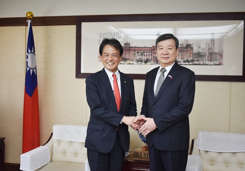 李逸洋・駐日代表は6月17日、日本維新の会所属の片山大介・参議院議員の訪問を受けた。片山議員のご尊父は昨年12月に逝去された片山虎之助・元総務相で、今年5月26日に開かれたお別れの会には、李・駐日代表も出席した。訪問の中でも、片山議員のご尊父が生前、日華議員懇談会（日華懇、現在の日本台湾友好議員連盟）の中で、台日友好関係の発展に尽力されたことなどに改めて敬意と感謝の意を表した。双方は、今後の台日間の各分野におけるさらなる交流・協力発展について意見交換を行った。写真：李逸洋・駐日代表（右）、片山大介・参議院議員（左）