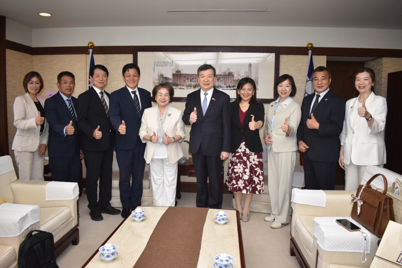 李逸洋・駐日代表は7月27日、第34期「亜洲台湾商会聯合総会」（以下、亜総）の兪秀霞・総会長をはじめ陳五福・名誉総会長、頼本勉・副総会長、上島彩・秘書長ら執行部一行の訪問を受けた。
写真：李逸洋・駐日代表（右5）、第34期「亜洲台湾商会聯合総会」の兪秀霞・総会長（左5）、陳五福・名誉総会長（左4）、頼本勉・副総会長（左3）、上島彩・秘書長（右3）。