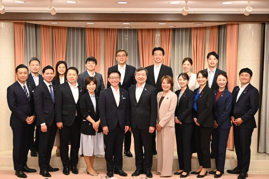 李逸洋・駐日代表は6月25日、自民党の中西祐介・参議院議員をはじめ同党所属の国会議員らと面会し、経済・貿易、文化などについて意見交換を行った。　写真：李逸洋・駐日代表（前列左6）、中西祐介・参議院議員（前列左5）