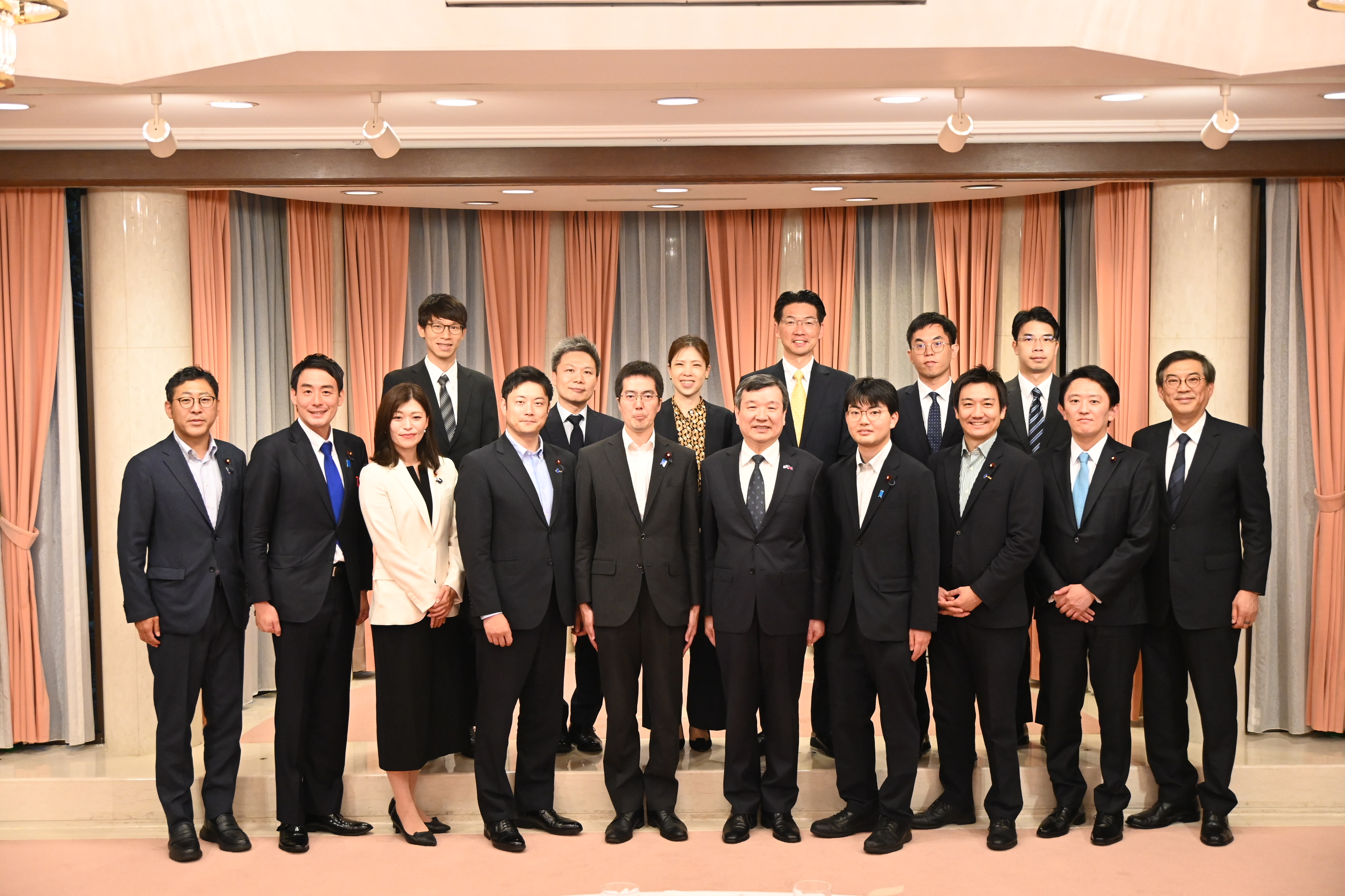 李逸洋・駐日代表は7月14日、自民党青年局の高見康裕・局長代理/衆議院議員および同局の若手衆議院議員らと、両岸情勢および台日間の経済・貿易、青年交流などについて意見交換を行った。 写真：李逸洋・駐日代表（前列右5）、高見康裕・自民党青年局長代理/衆議院議員（前列左５）