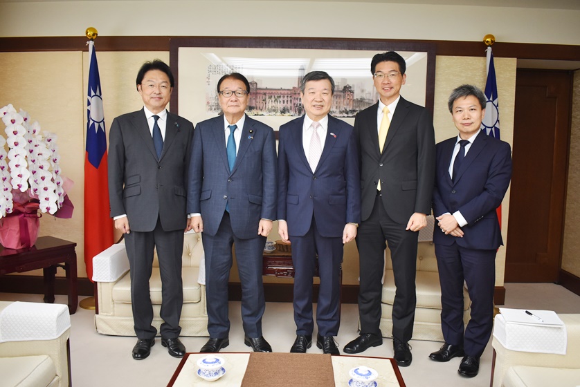 李逸洋・駐日代表は9月28日、山本順三・参議院議員および三宅浩正・愛媛県議会議員の訪問を受けた。双方は台日交流および台湾と愛媛県との地方交流などについて意見交換を行った。写真：李逸洋・駐日代表（中央）、山本順三・参議院議員（左２）、三宅浩正・愛媛県議会議員（左１）


