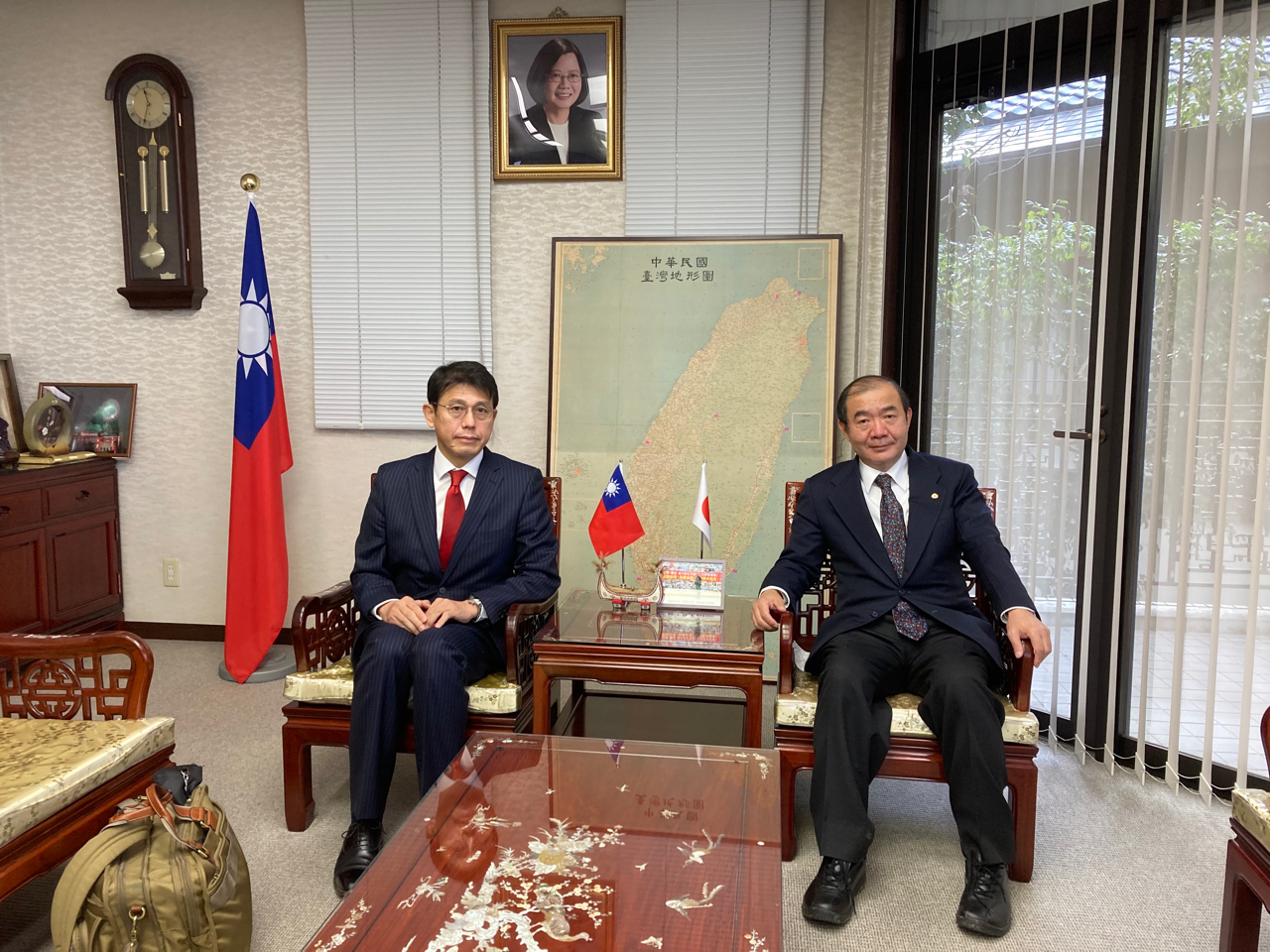 11月12日 熊本県立大学国際教育交流センター特任教授田中耕太郎が陳銘俊総領事を表敬訪問 - Fukuoka Branch, Taipei ...