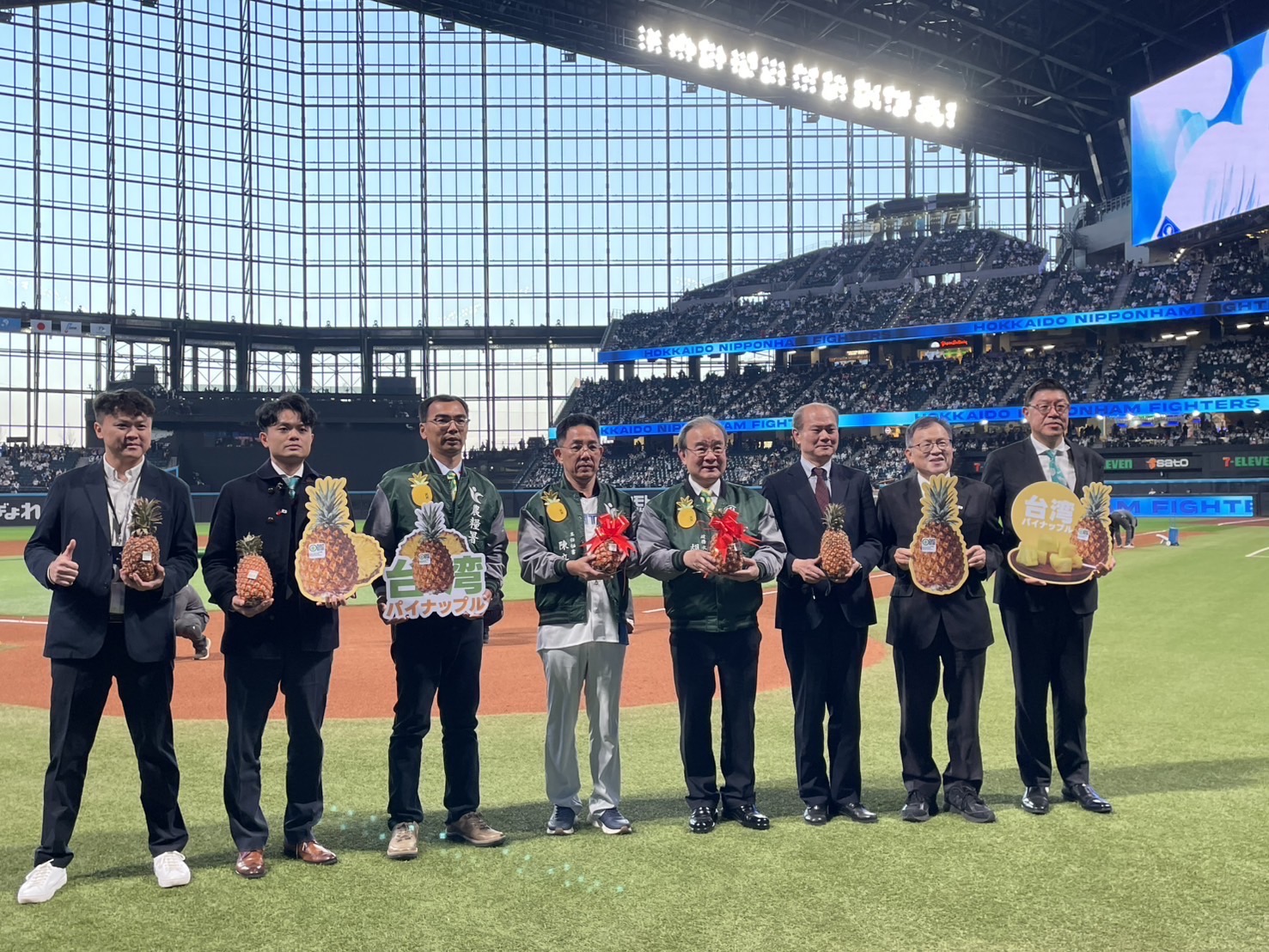                      粘處長陪同農業部胡忠一政次出席日本火腿隊台灣日宣傳台灣農產品