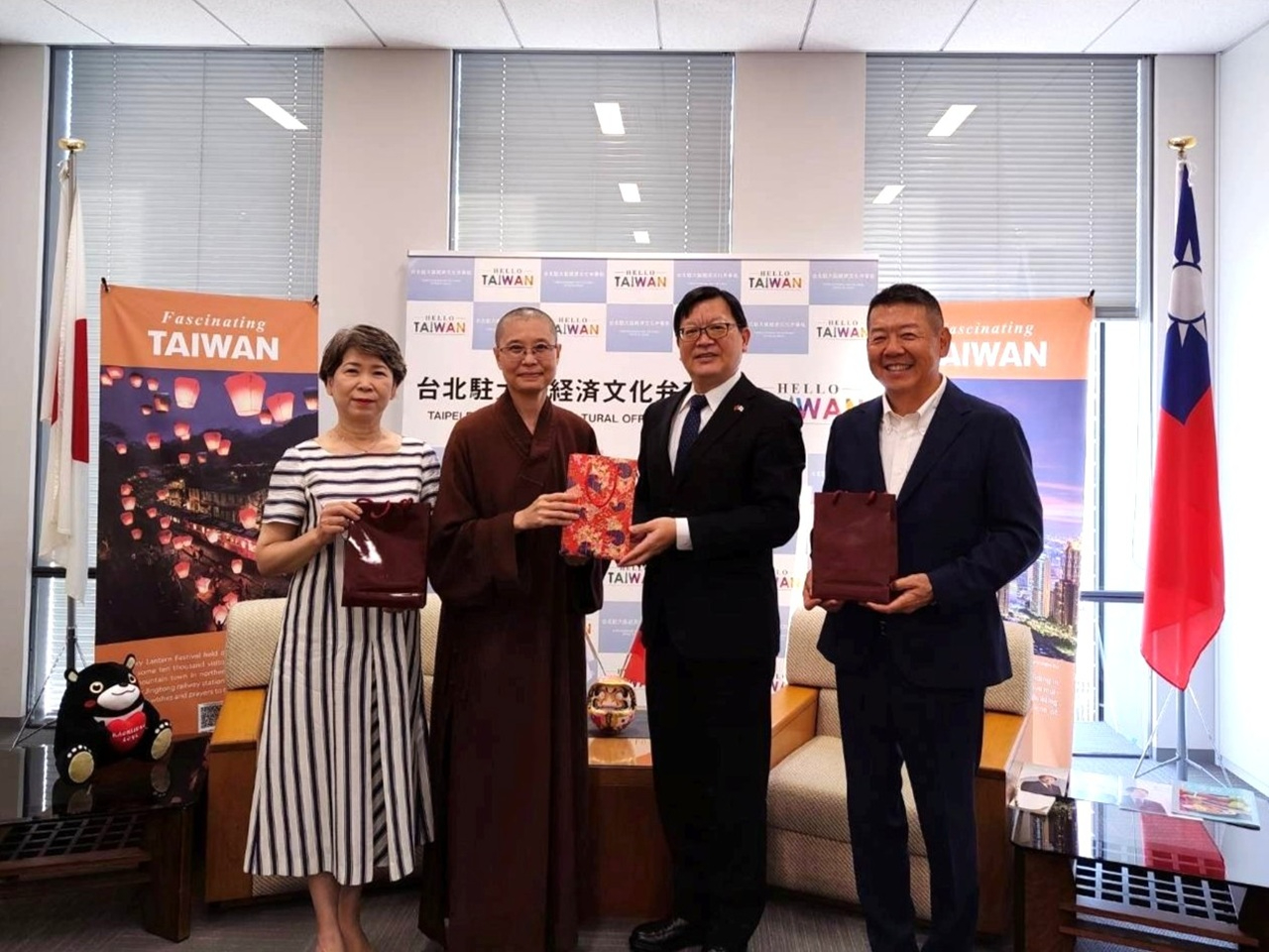 左起:洪麗華僑務顧問、見銜法師、洪處長及楊立寧僑務促進委員