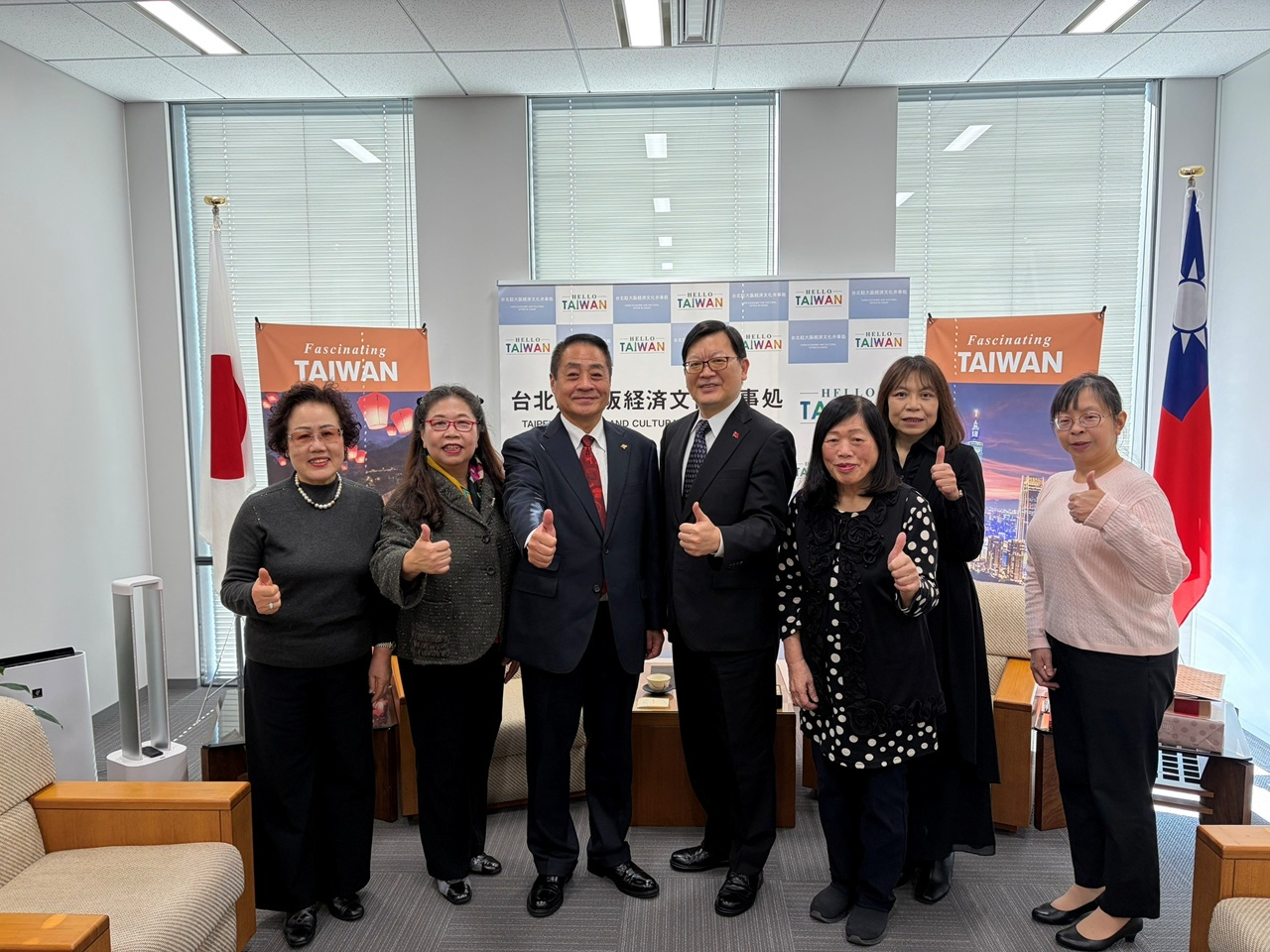 洪英傑處長(左四)及李忠儒會長(左三)等日本欣華會成員合影