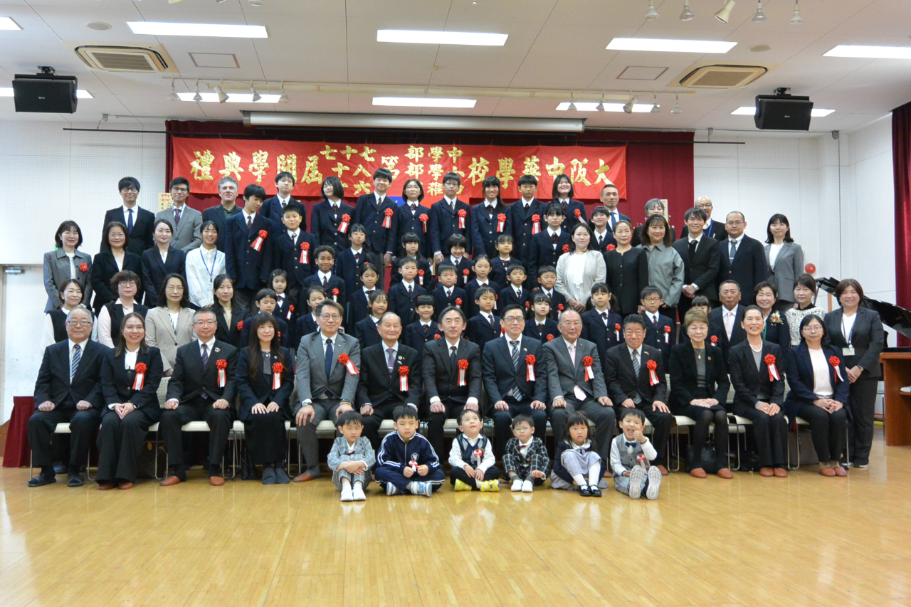 范振國處長 (第二排右六)與來賓、學校師長及新生合影