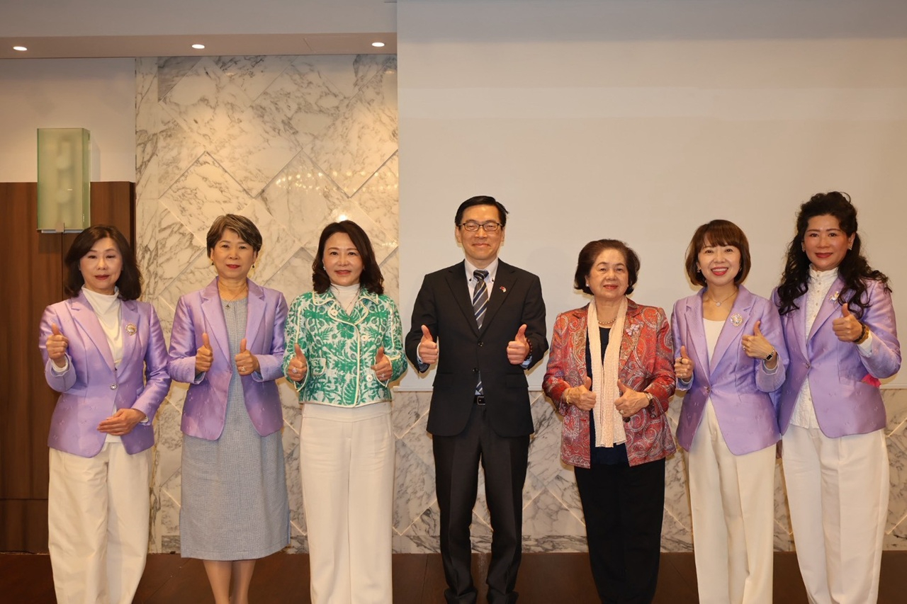 范振國處長(左四)與世界華人工商婦女企管協會名譽總會長莊住維(左三)、日本關西分會創會會長俞秀霞(右三)、會長中西美姬(右二)、名譽會長洪麗華(左二)、劉雯玲(左一)及輔導會長林伊曼(右一)合影