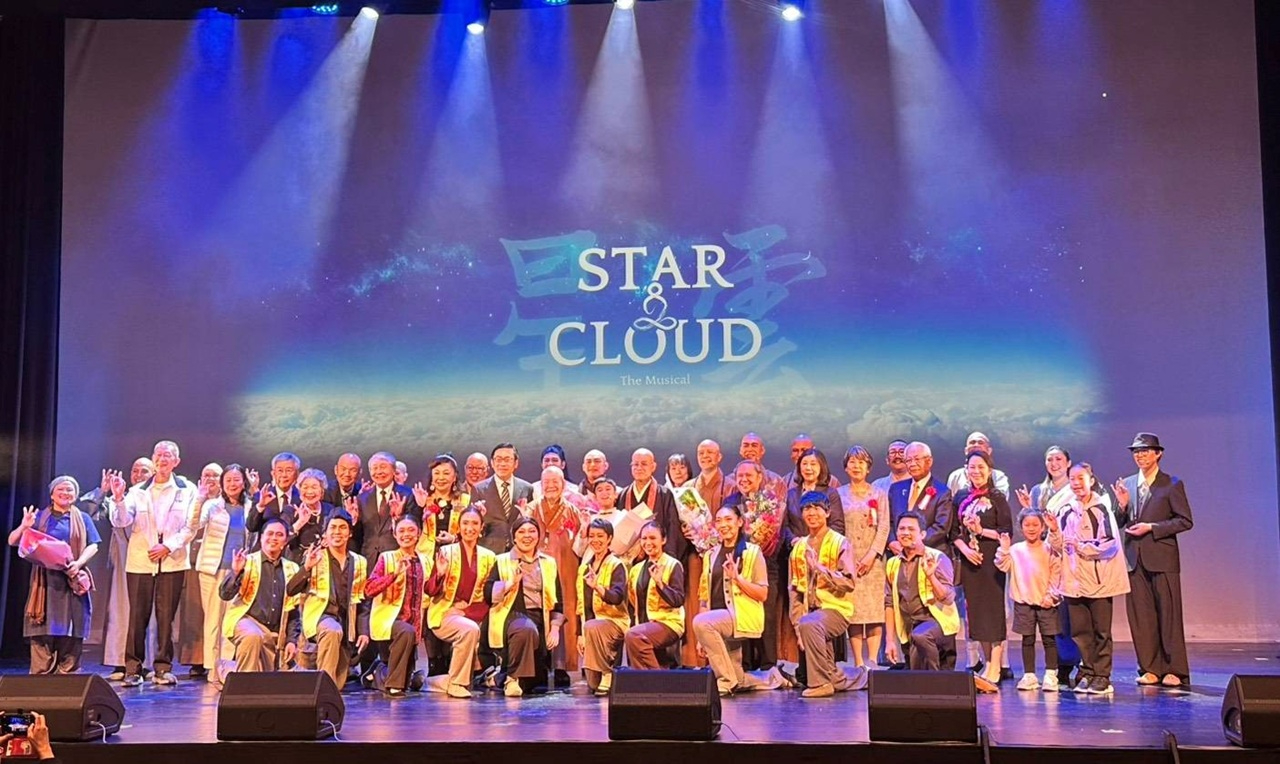 范振國處長與佛光山永光法師、謝美香國策顧問以及音樂劇演員合影