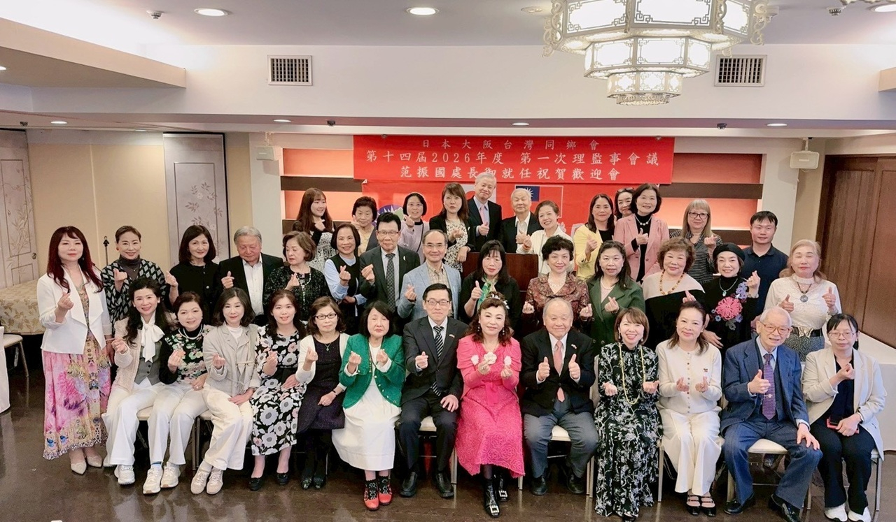  范振國處長(右七)與謝美香會長兼國策顧問(右六)、洪里勝信顧問(右五)等人合影