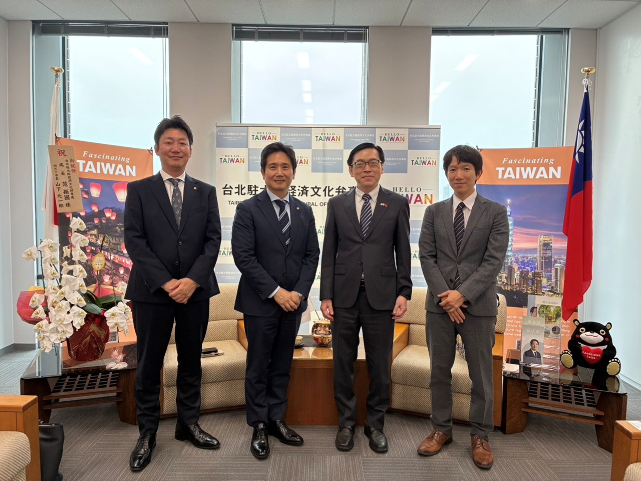 左起：山本營業統括、吳支店長、范處長、沈秘書