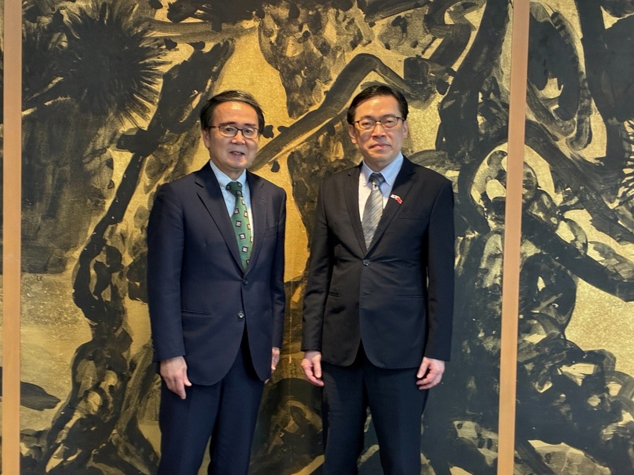 范處長(右)與池田知事(左)合影