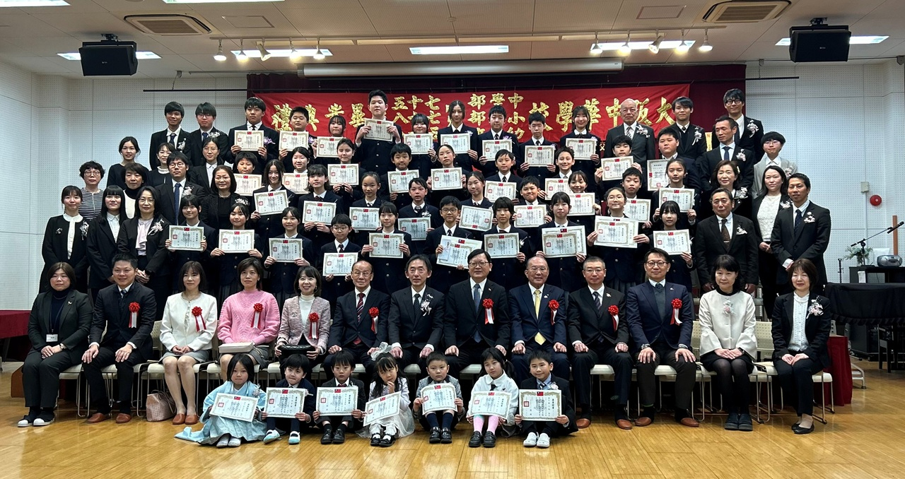 卒業生、教職員および来賓らの記念撮影
