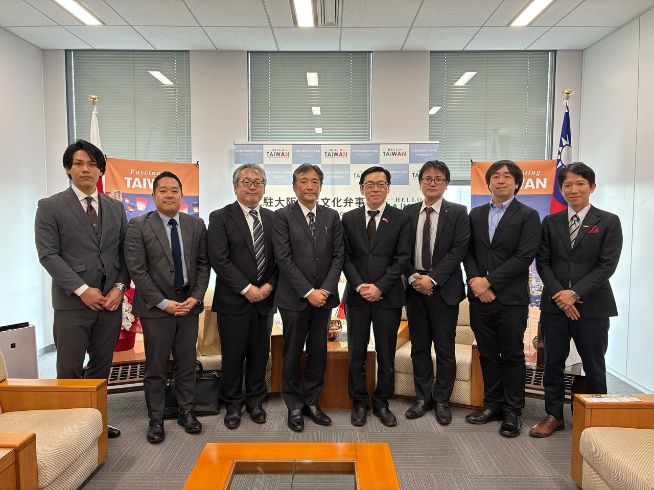 左より：香川主任主事、合田課長補佐、嶋本課長、坂東次長、范処長、高橋副課長、塩野主任、沈課長