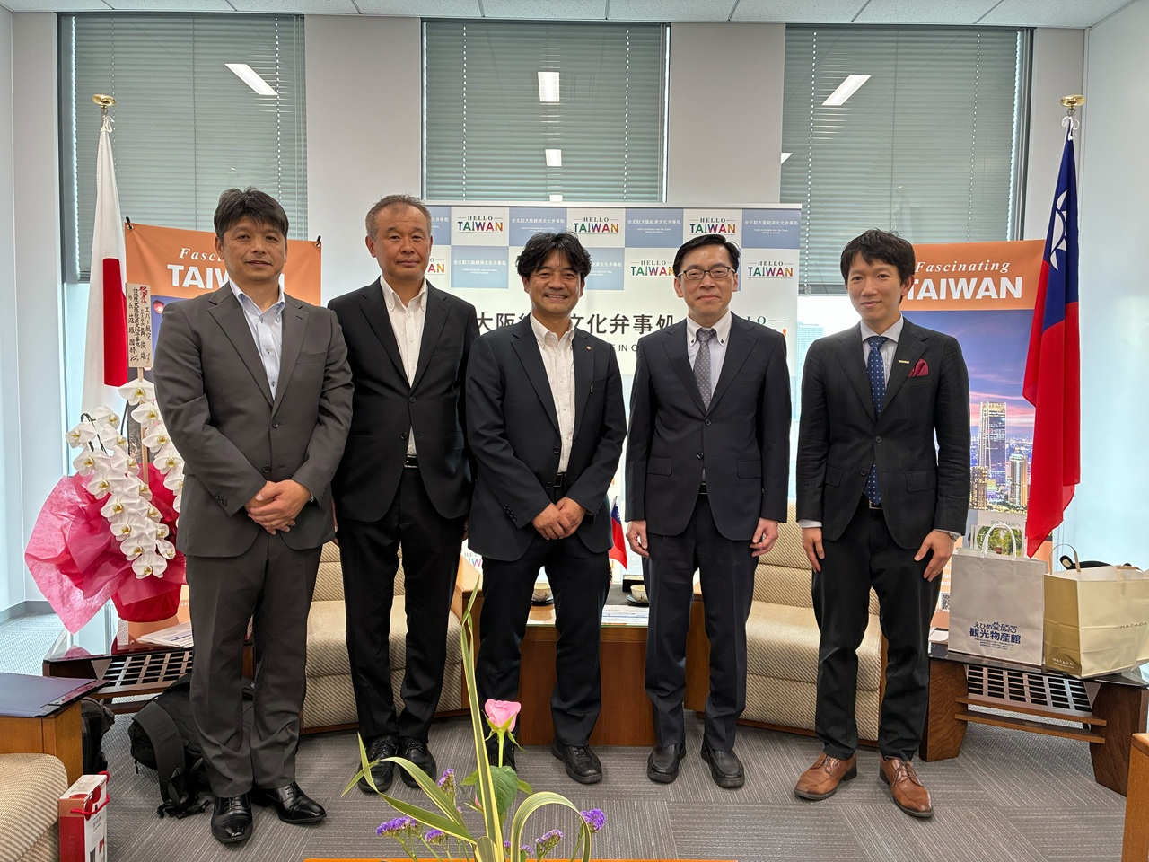 左より：入山主幹、大塚課長、須山局長、范処長、沈課長