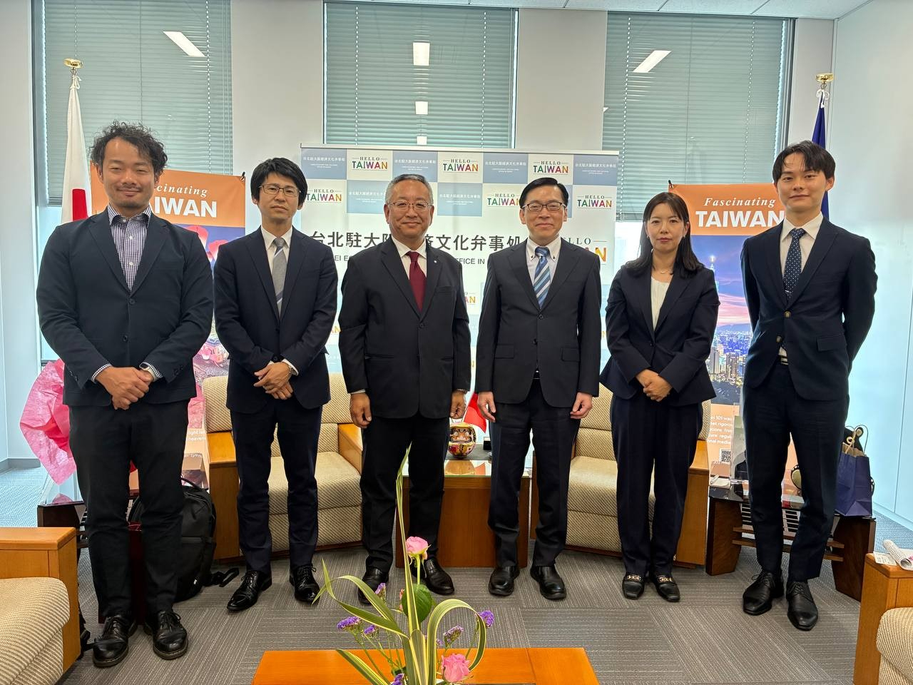范処長と山下課長による記念撮影