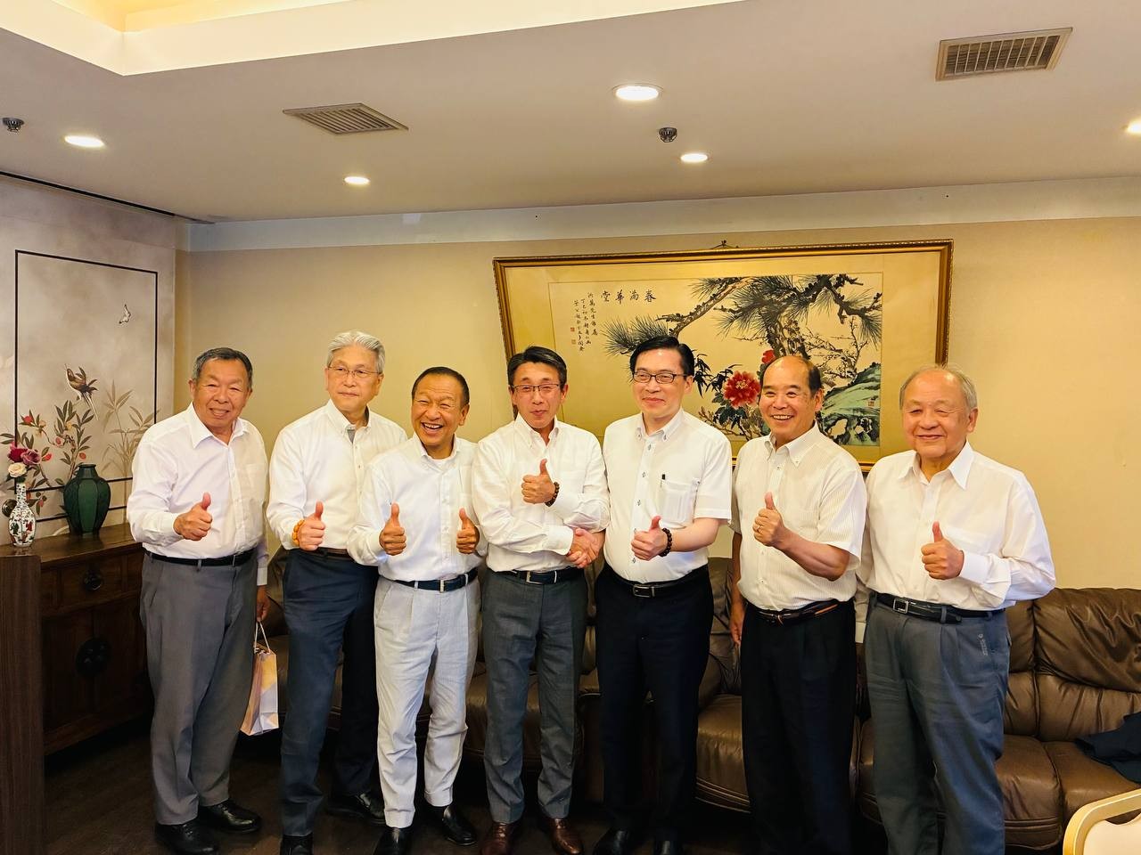 范処長(右3)と三町長等による記念撮影