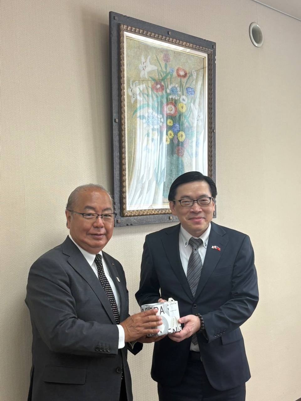 范処長と知事による記念撮影