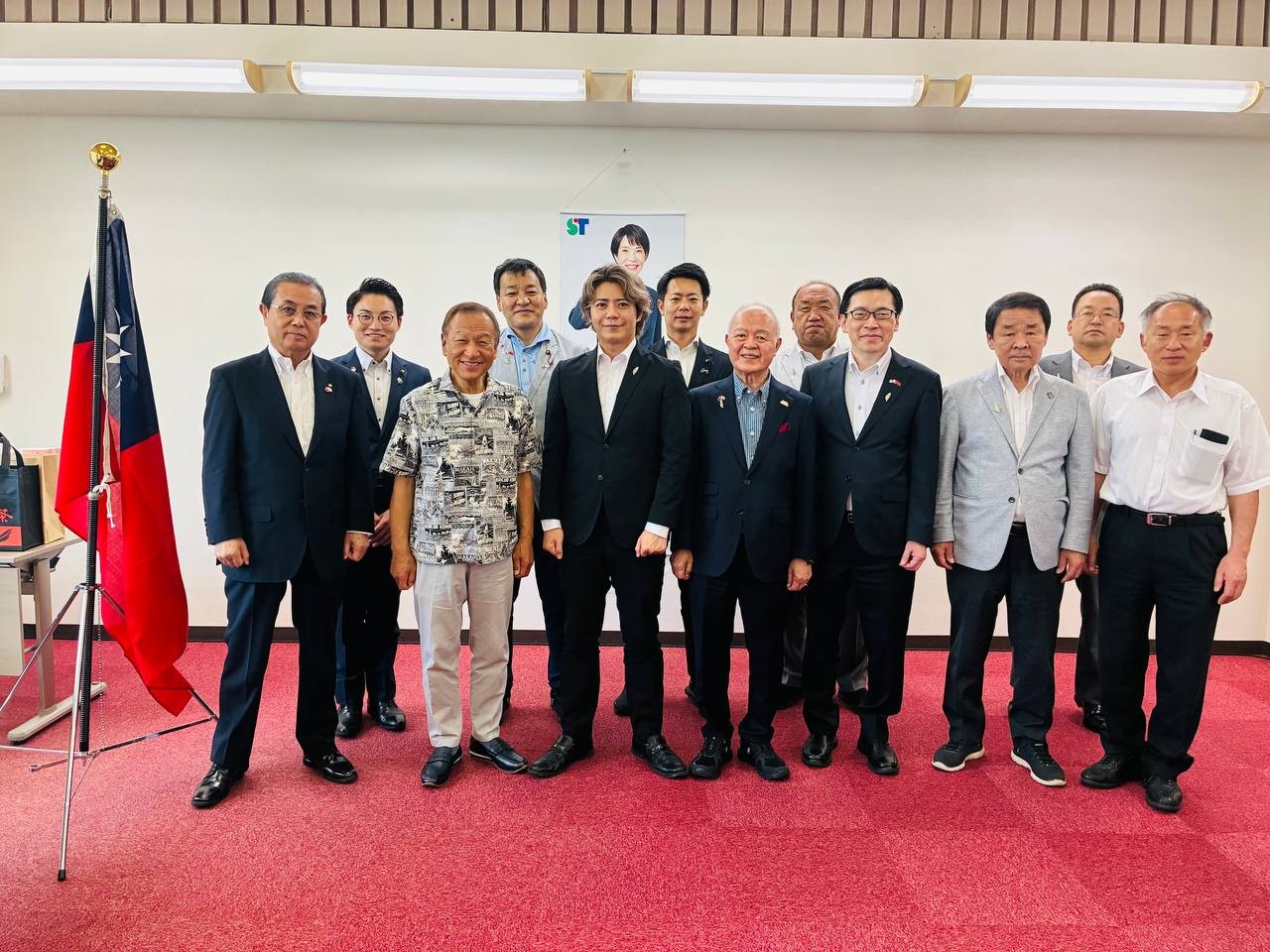 范処長、議連役員と大江町長による記念撮影