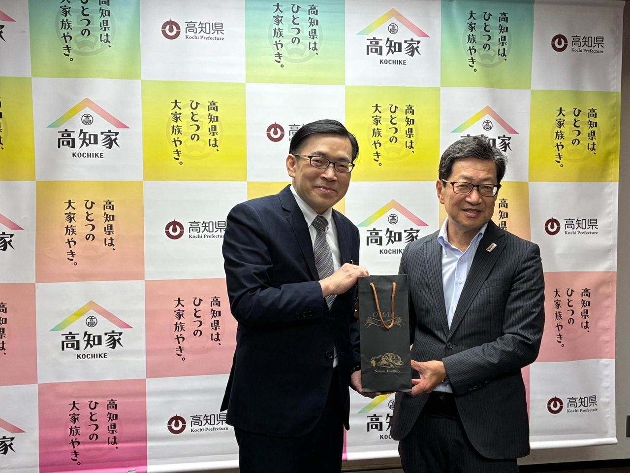 范処長(左)と濵田知事(右)