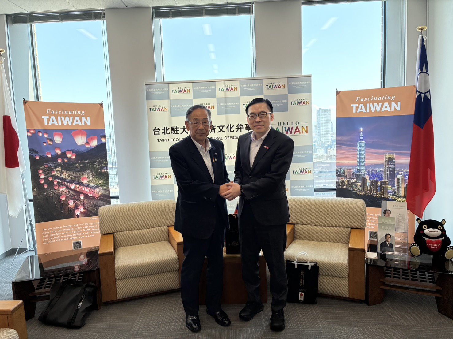 松浦町長(左)と范処長 (右)