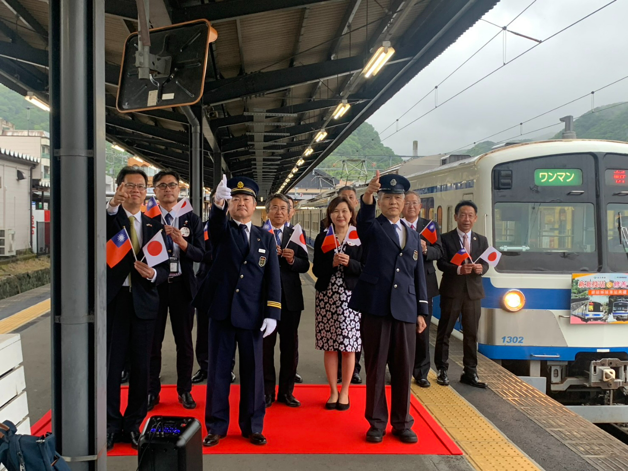 張処長は台北メトロと伊豆箱根鉄道の友好協定締結式に出席した。また台北メトロの新北投駅と姉妹駅になった修善寺駅で列車の出発式に参加した。