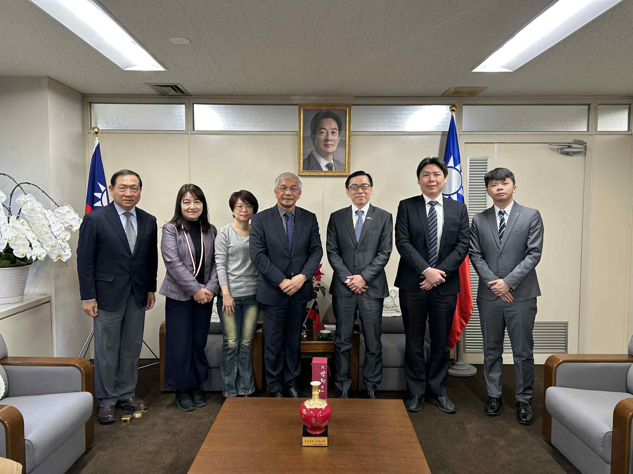 陳清河校長（左より4番目）