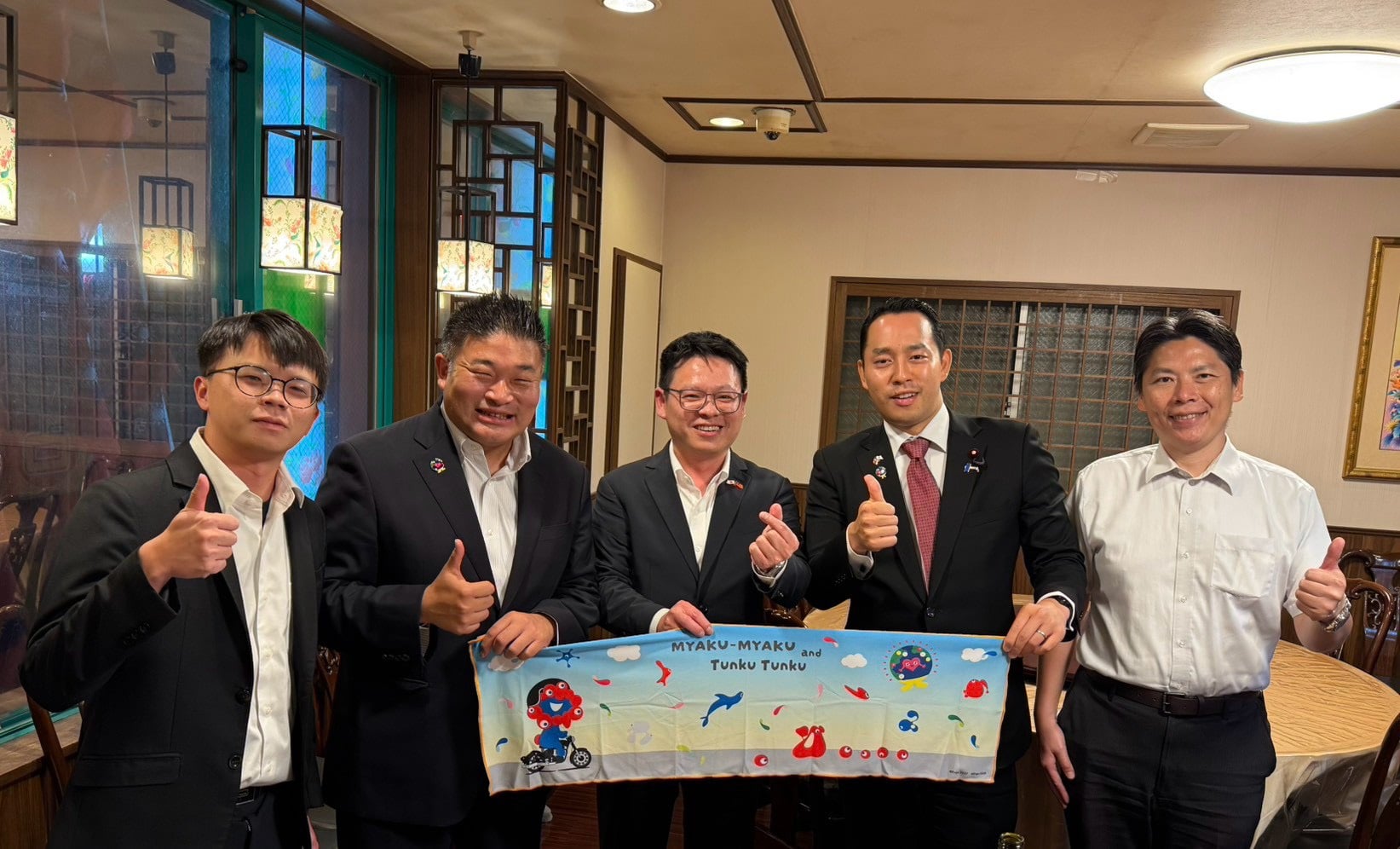蘇処長（中央）、草間剛衆議員（左より2番目）、佐藤主迪衆議員（右から2番目）