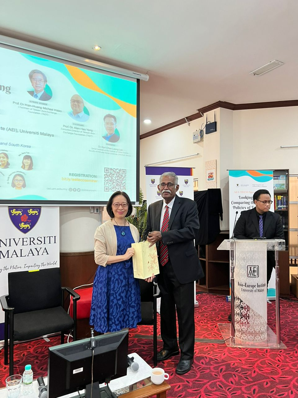 葉非比大使致贈馬來亞大學亞歐學院(Asia-Europe Institute, University of Malaya)
執行長Dato Dr. Rajah Rasih紀念品。
