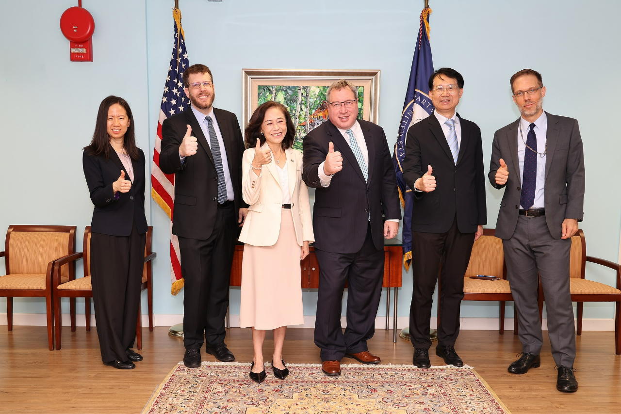 連大使5月4日拜會美國駐馬來西亞大使館代辦(Chargé d’ Affaires)David “Chip” Gamble，就多項議題交換意見，共商如何促進台灣與美國在馬來西亞的合作，以嘉惠三國人民。未來本處將持續開創台美馬合作新契機及促進三方交流，以強化台美馬關係。