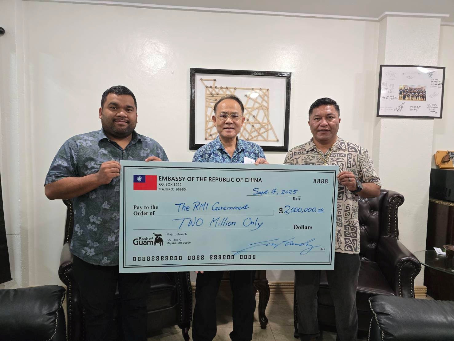 2025年9月4日駐馬紹爾群島共和國大使館劉臨時代辦漢清於馬國外貿部長康仁德辦公室遞交金額200萬美元氣候變遷基金支票。