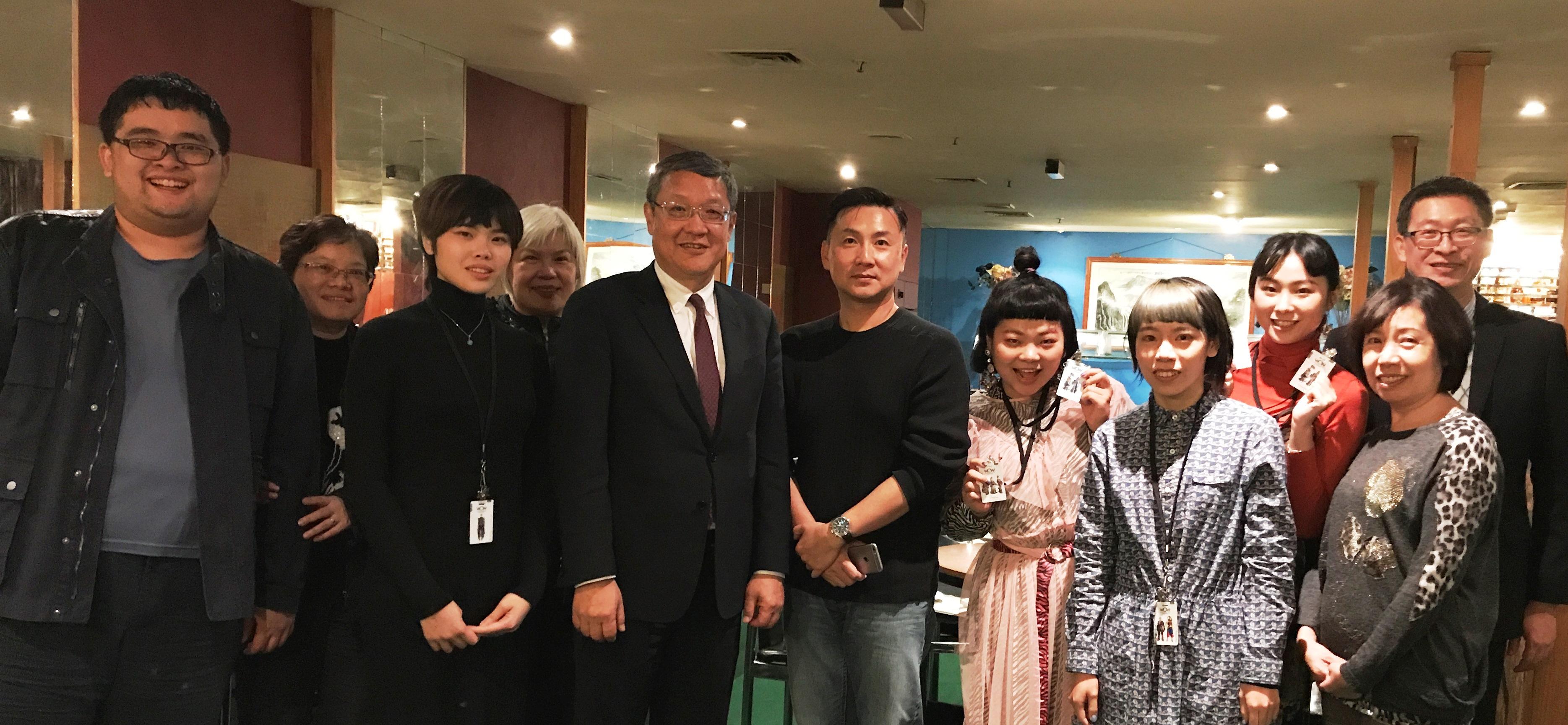 台灣WOW設計師與駐紐西蘭代表介文汲(左五)、林恒正院長(中)、以及隨團家人合影