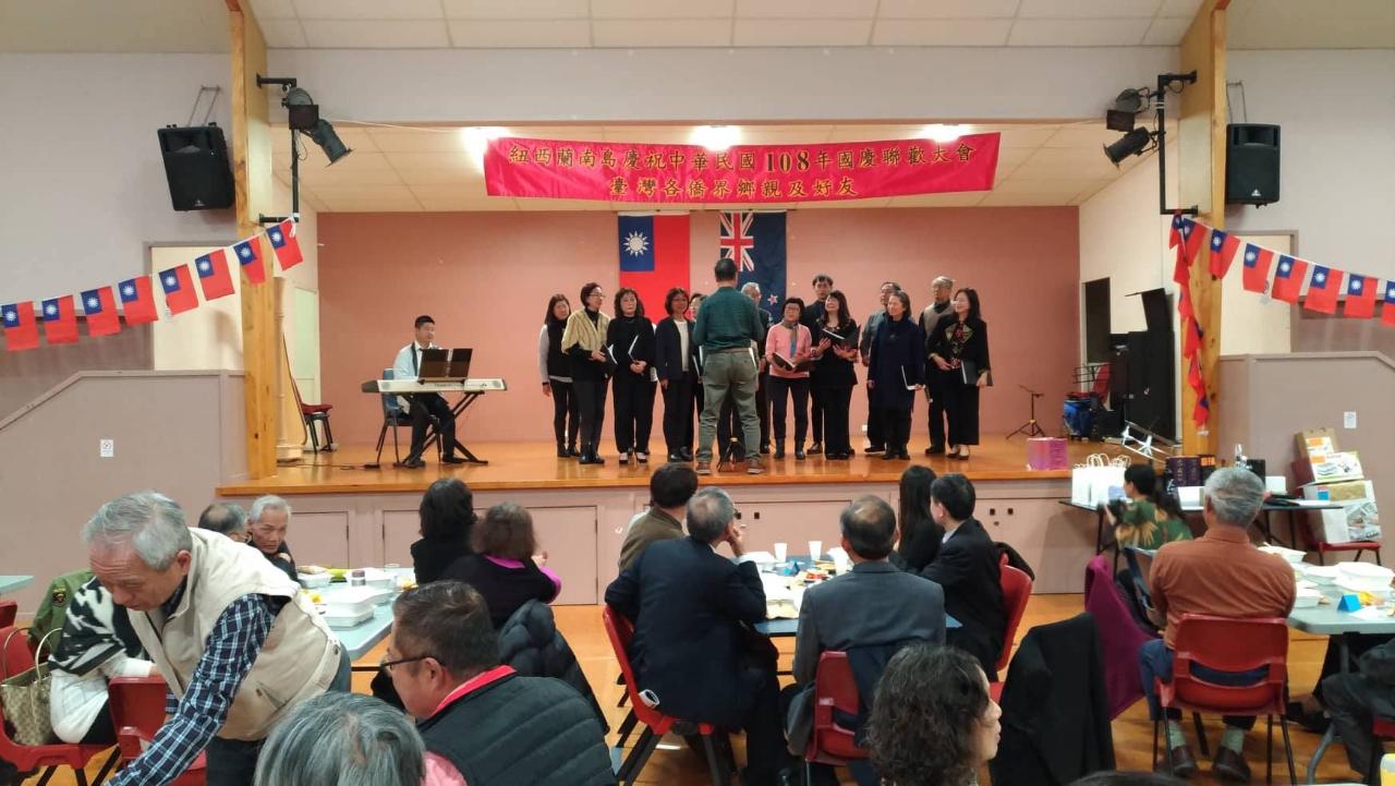 華興協會合唱團於晚會現場演出，分別以英語、國語及臺語演唱經典歌曲，獲得觀眾熱烈掌聲
