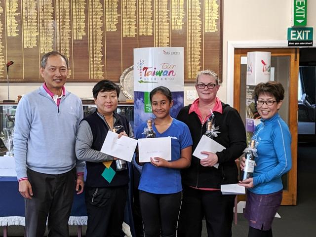 陳克明代表(左一)頒發4位女子組優勝選手獎品