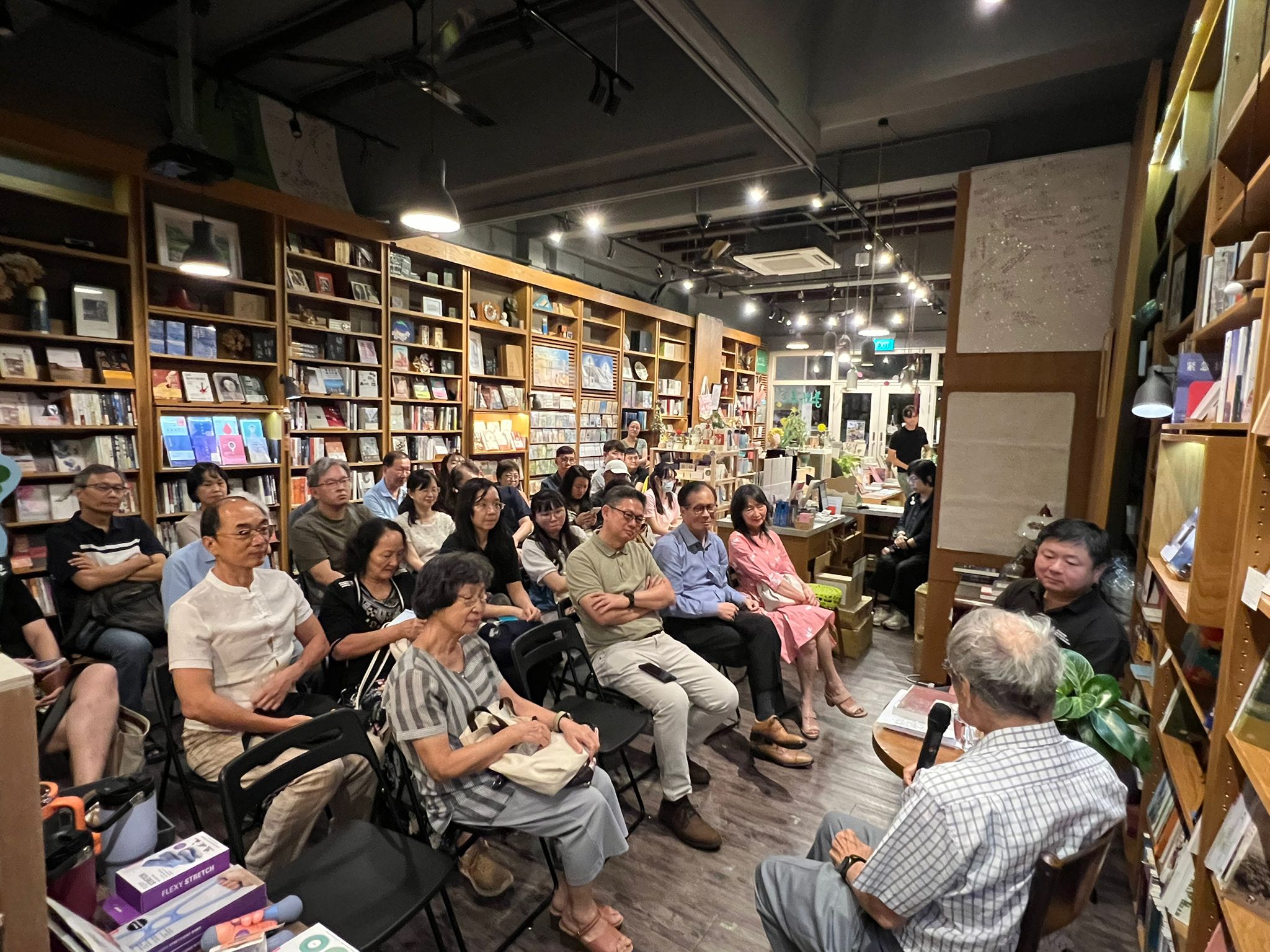 新加坡草根書室舉辦「我如何完成《台灣新文學史》」座談會，由陳芳明老師主講，現場高朋滿座。(20250918)