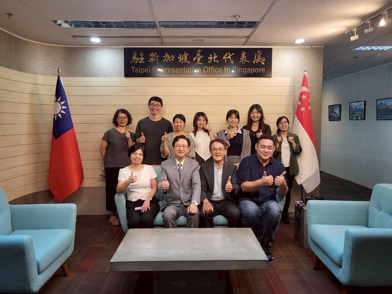 臺北市政府客家事務委員會吳文德率領台北市客家文化基金會副執行長邱世銘及同仁與串流計畫臺北客家青年大使拜會駐新加坡臺北代表處童振源大使，深化臺星青年客家文化交流。