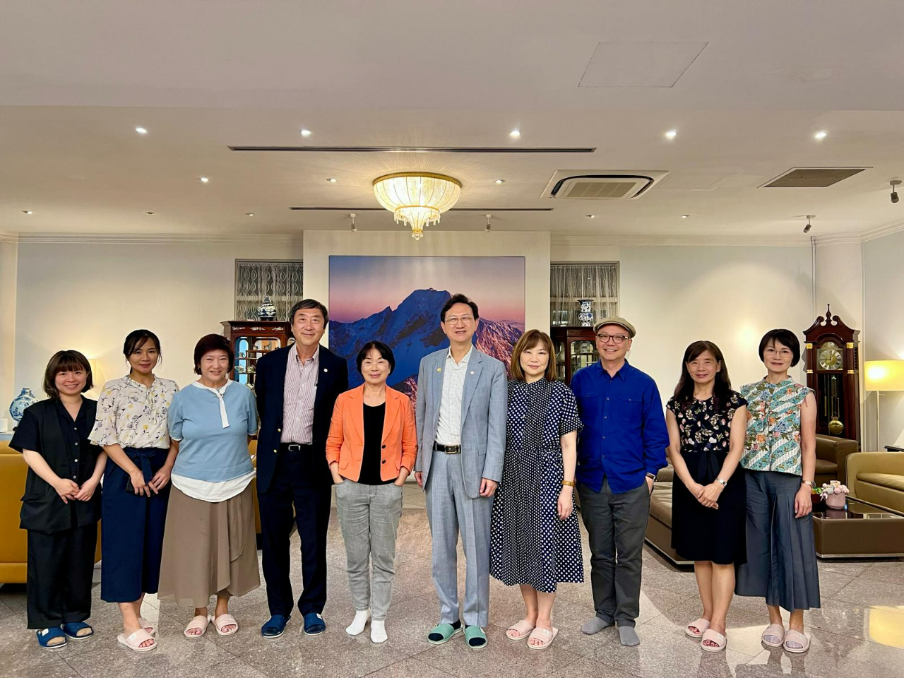 Ambassador Tung Chen Yuan hosted a dinner for former Minister of Culture Ms. Lung Ying-tai and friends from Singapore cultural community in honor of the upcoming "2025 City Reading Festival."(20250704)