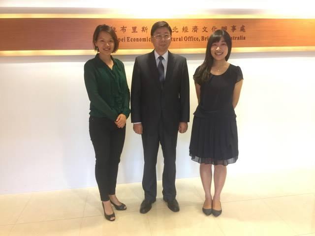 Mater Foundation, Doner Relationships Manager, Ms Maggie Hsieh (左一)拜會本處賴處長維中(中)，胡家甄秘書(右一)。