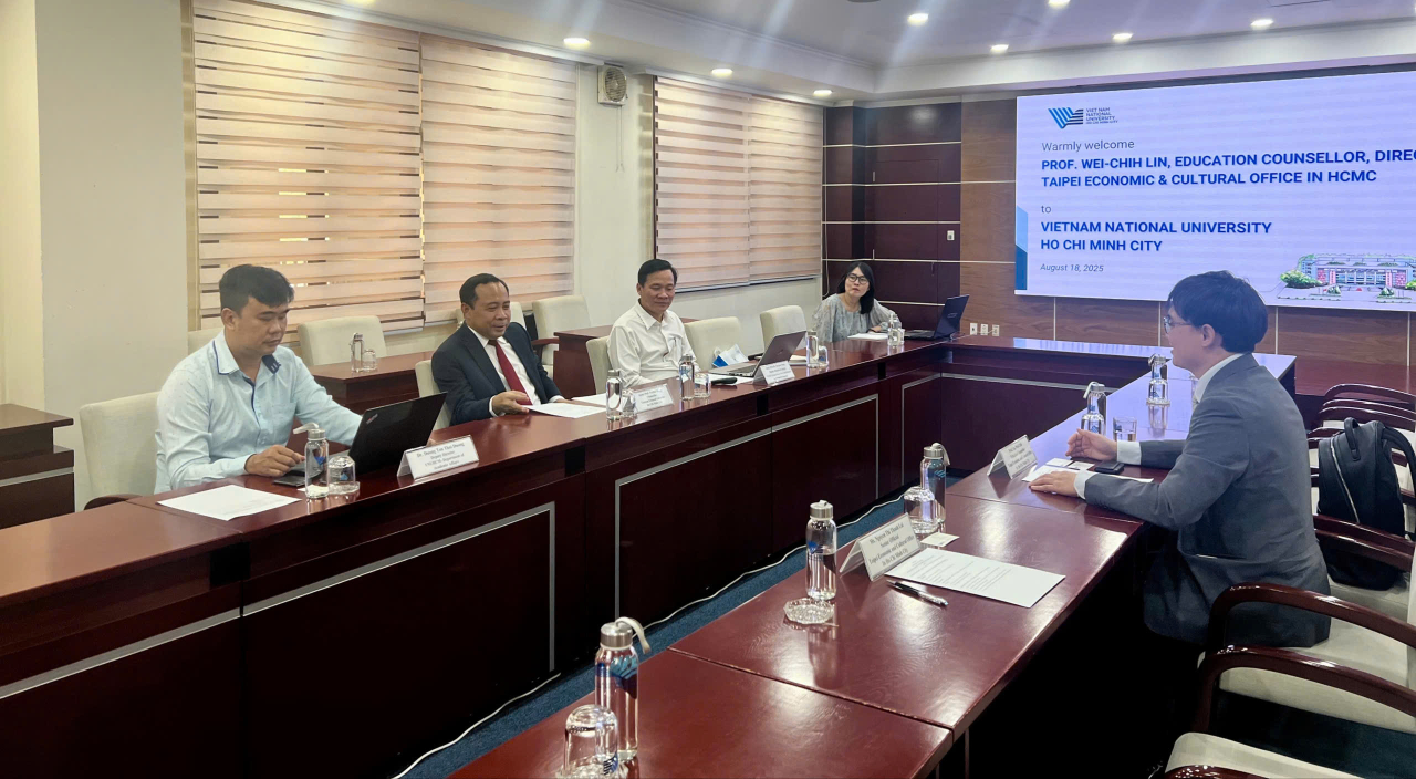 教育組林韋至組長拜會國家大學總校長武海軍，雙方進行了深入且富有成果的交流與討論。林組長對此次會面感到非常高興，並表達了期望未來能促成更多臺灣學校與國家大學在文化與教育領域的合作與交流。

未來，教育組也將積極推動雙邊在人工智慧、半導體以及人形機器人等領域的交流與合作，深化臺灣與國家大學在科技與教育方面的連結，共同開創雙贏的發展契機。