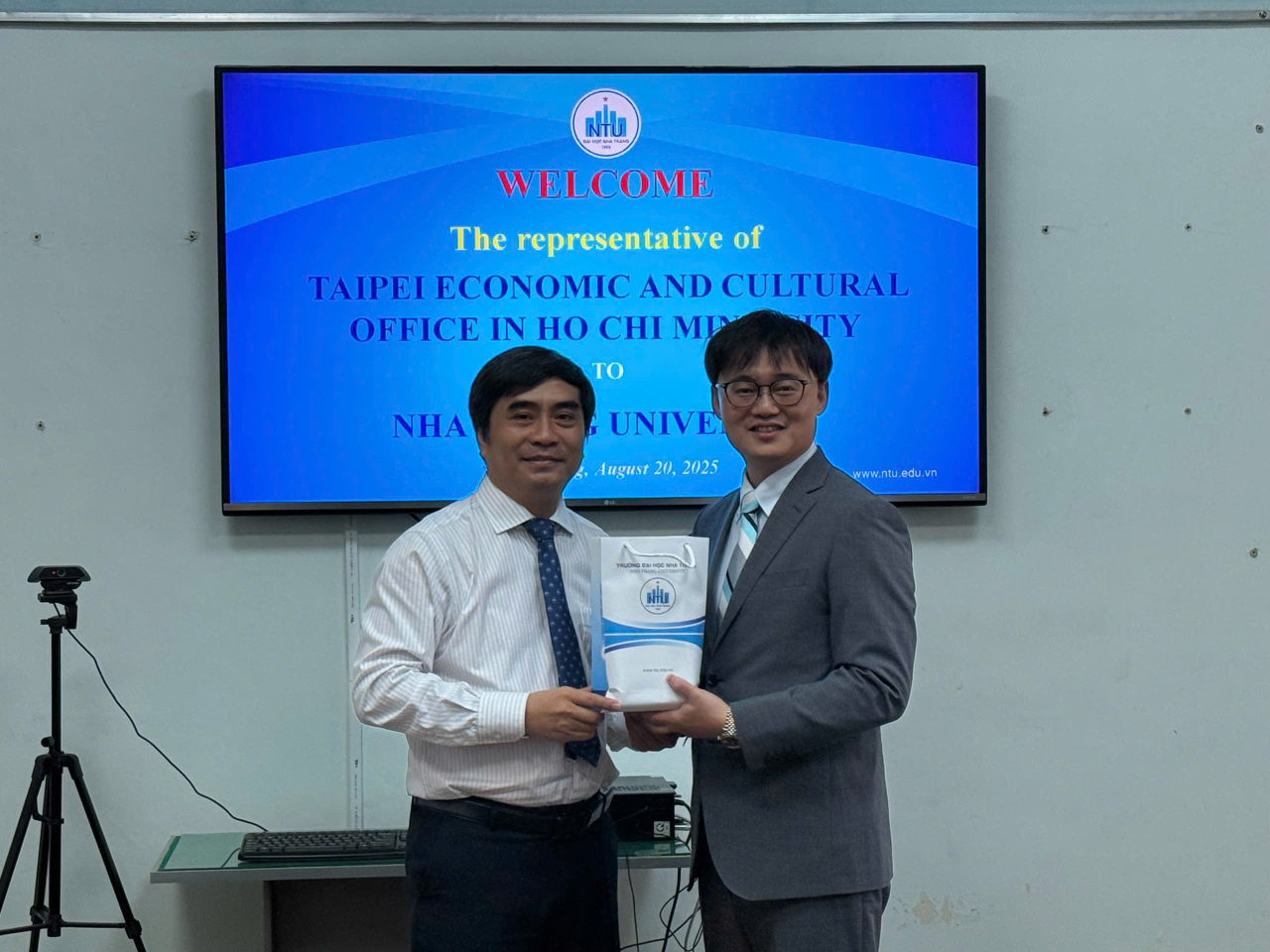 本處教育組林韋至組長於2025年8月20日拜訪芽莊大學，受到該校副校長熱情接待。雙方相談勝歡，針對多項教育交流議題深入交換意見，並展現出高度的共識。雙方皆期待未來能進一步促成芽莊大學與臺灣各大學在教學與學術領域的合作。

芽莊大學方面也期盼教育組能協助安排更多臺灣教師赴該校參訪，並歡迎推薦該校教師前往臺灣進行學術交流或深造。此外，該校特別感謝教育組推動教育部獎學金，讓多位教師有機會赴臺攻讀博士學位，提升整體教學與研究能量。