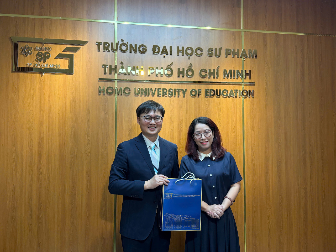 本處教育組林韋至組長於2024年8月11日拜會胡志明市師範大學副校長裴陳瓊玉（Bùi Trần Quỳnh Ngọc）。林韋至組長對胡志明市師範大學在教育、科研及師資培育方面的成就表示高度肯定。他指出，該校在越南高等教育領域扮演重要角色，兼具傳統與創新精神，與臺灣各所學校未來的合作前景可期。林組長強調，教育組將全力支持兩校以及臺灣其他高等教育機構之間的學術交流與合作，期望促成更多師生互訪、聯合研究與人才培育計畫，攜手培養兼具國際視野與專業能力的教育人才。

裴陳瓊玉副校長則表示，胡志明市師範大學長期重視國際合作，學校期待在師資培訓、課程研發、學術研究及文化交流等多個領域深化與臺灣高等教育機構的合作，打造互利共贏、長遠穩定的夥伴關係。