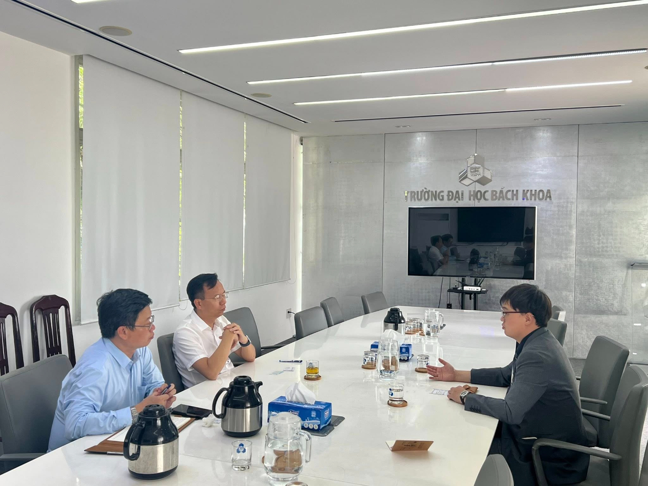 教育組林韋至組長於8月13日拜會胡志明市百科大學梅青峰校長，瞭解該校與臺灣各大學目前合作現況，並討論未來本組如何協助該校與臺灣各大學進一步推動交流與合作。林組長表示，臺灣與越南在高等教育領域的互動密切，百科大學已與多所臺灣高校建立長期且良好的合作關係，未來希望能持續拓展合作面向，深化師生交流、聯合研究以及雙聯學制等計畫。本組亦將積極扮演橋樑角色，協助雙方拓展多元合作，進一步提升雙邊教育與科研發展。