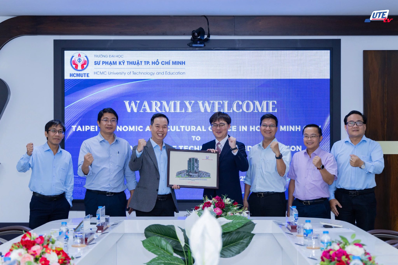 2025年8月22日，本處教育組林韋至參事拜會胡志明市技術師範大學，與校方各系老師進行了深入交流。會中，林組長與學校各位老師探討未來如何進一步鏈結該校與台灣高校，推動雙方在學術與研究上的合作。

林參事也特別感謝學校安排學生進行交流，林組長除回覆學生關於赴台留學時可能面臨的問題及因應方式外，也分享了自己在海外求學的經歷，期盼能為學生未來的學習與發展提供參考。

林組長表示，期待未來台灣與越南在高等教育領域的交流與合作能更加緊密，共同培育具有國際視野的人才。