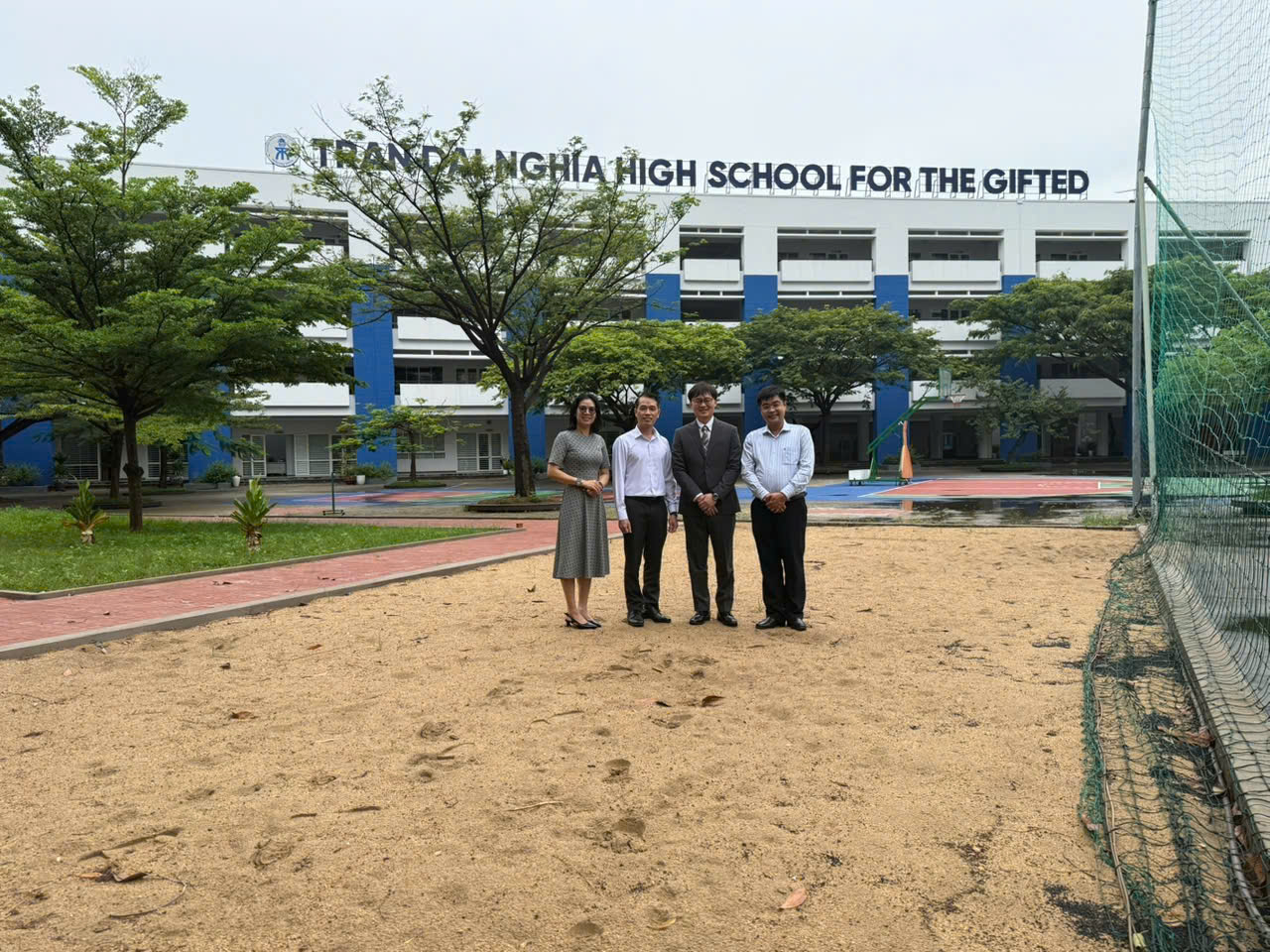 2025年9月3日，本處教育組林韋至參事拜會陳大義資優高中。陳大義資優高中自兩年前依教育部規定拆分為資優高中部與一般高中部，目前僅設高中部，約有一千名學生，每學年度開設十五個班級。依發展規劃，該校資優部將於兩年後完全改制，僅招收資優學生（K10–K12）。

校長在訪談中提出三項需求。首先，期望於今年十月與台灣大學建立交流，拓展學生赴台升學的機會；該校已有畢業生就讀台灣大學、台灣科技大學及清華大學，顯示學生對赴台深具興趣。其次，學校計畫於明年一月舉辦國際招生活動，並邀請澳洲、日本、新加坡、香港及台灣學校參與，其中新加坡已提供獎學金。最後，校方希望與台灣學校合作中文課程，運用既有的遠距教學設備，提升學生華語能力並加強台越教育交流。

目前胡志明市共有五所資優高中，陳大義資優高中在此背景下積極強化辦學特色，並拓展國際合作。整體而言，該校不僅重視在地教育品質，也展現國際視野，值得台灣各大學持續關注與合作。