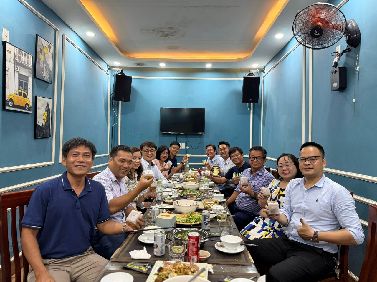 2025年9月25日，教育參事林韋至出席峴港校友會之晚宴。林參事表示，非常感謝峴港校友會的熱情邀請，讓我有機會與大家共進晚餐，聊聊日常生活，也提前與大家一起歡度中秋節，享用海鮮與月餅。這幾天深刻感受到每位校友對台灣的深厚情感，大家都懷念在台灣的美好時光，心中充滿對台灣的熱愛。同時，校友們也非常願意協助推動台灣與越南之間的交流，成為兩國教育合作的重要橋樑。再次感謝峴港校友會的盛情款待，期待不久的將來能再度與大家相聚。祝福大家中秋節闔家平安、健康幸福！