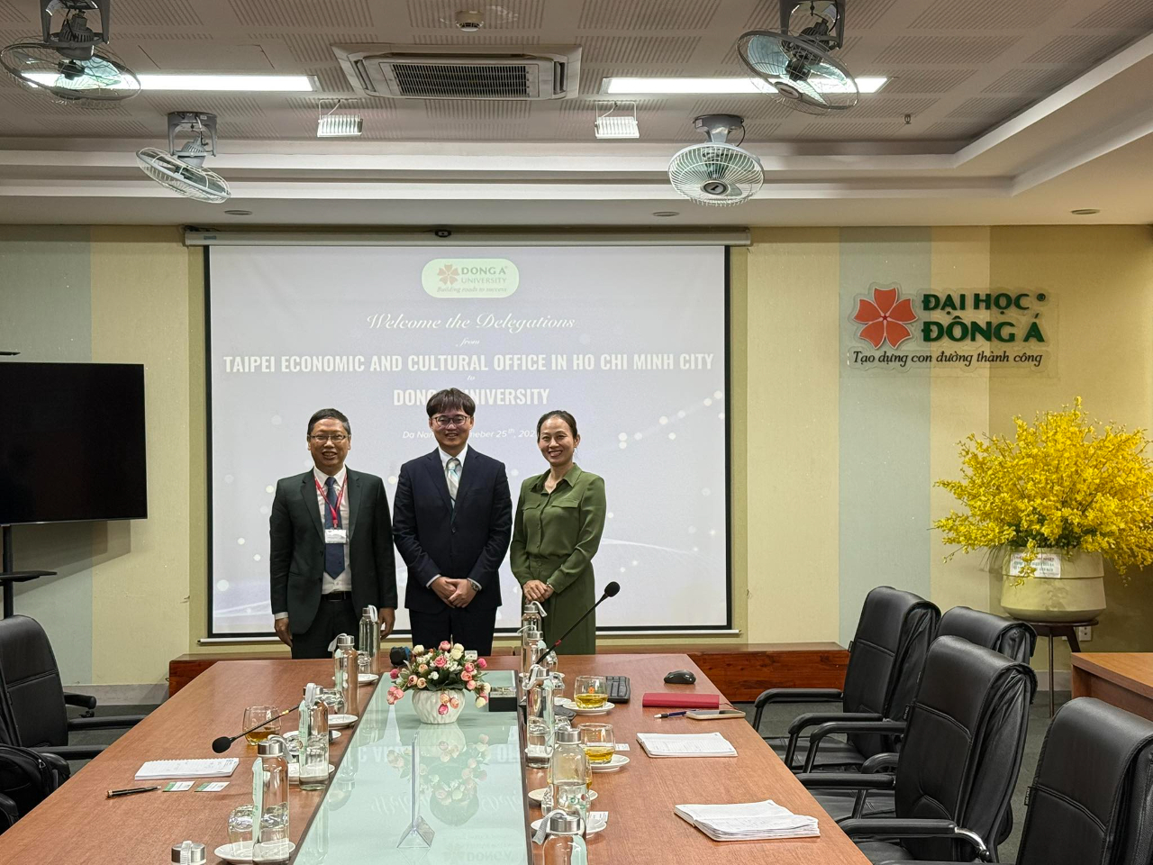 2025年9月25日，教育參事林韋至拜會東亞大學。當日會議中，東亞大學副校長提出七個重要問題，我們針對這些議題進行了深入討論。針對可說明的部分，參事也當場詳盡回應。其中，副校長特別提到在胡志明市辦事處辦理簽證申請困難，因相關規定繁複，使申請流程變得不易。這一問題的主因，可能與合作單位的角色及配合度密切相關。從教育的立場出發，林參事認為，無論是學生到台灣進行短期交流或長期求學，合作及協助的主要對象仍應以學校為主。學生身為教育參與者，須通過學校的照料。目前，越南的學校透過越南企業直接與台灣企業合作，安排學生赴台企業實習，雖然實習機會寶貴，但缺乏台灣學校的協助，使初次出國、遠離家鄉的學生在生活與學習上可能面臨挑戰與孤單。若學生在台灣未能獲得妥善的協助與照顧，容易產生負面觀感，影響他們對台灣的整體印象。未來也期望校友們在接觸有意赴台交流的學生時，能多加說明相關情況，協助學生做好準備，確保交流體驗順利。