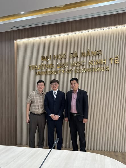 2025年9月24日，教育參事林韋至拜會峴港大學附屬經濟大學。當日會議中，林參事與峴港大學副校長針對多項合作議題展開深入討論。雙方特別談及推薦該校優秀講師赴台灣留學，該校期盼博士畢業後能返校任教，共同提升學術水準。由於未來峴港大學有可能會升格為越南第三個國家大學，因此峴港大學正積極推動培養優秀畢業生至海外深造，並在取得學位後返校任教的政策。基於此願景，峴港大學希望與台灣的優秀大學展開合作，攜手培育人才。此外，該校師生對於參與「優秀外國青年來臺蹲點計畫」（Taiwan Experience Education Program，簡稱 TEEP）展現濃厚興趣，期望能透過此計畫前往台灣學校進行短期交流。若有台灣學校有意願與峴港大學合作，歡迎隨時與教育組聯繫，我們將全力協助促成越南學生至台交流的機會。