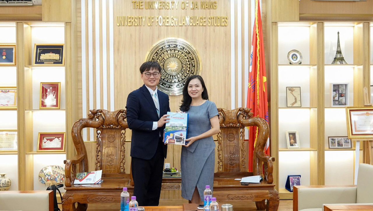 2025年9月23日，教育組林韋至組長拜訪峴港大學附屬外國語大學，與該校副校長、國際長及中文系系主任會晤。會中，學校詳細介紹現有組織架構、各學系概況及未來發展方向，雙方並就交流與合作議題深入交換意見。峴港大學表示，希望教育組能持續協助引介更多學生赴該校參訪與交換，以培育更多具備華語與越語專長之師資。國際長亦高度肯定台灣文藻大學交換學生在該校的優異表現，期盼未來有更多台灣學生前來參訪交流。此外，該校亦願與教育組合作，於校內設置華語文能力測驗考場，便利峴港地區有志赴台就讀之學生就近應試，減少舟車勞頓並降低負擔。教育組特別感謝該校的協助與支持，期待雙方持續深化合作，共同推動臺越高等教育與語文交流。